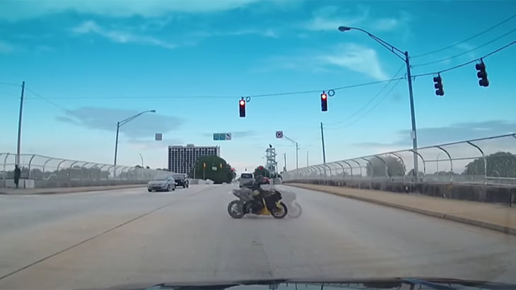 あまりにも不可解なバイク事故の動画。