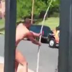 【閲覧注意】イカれた裸の男性、腹から内蔵が飛び出しているグロ動画。