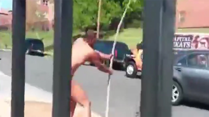 【閲覧注意】イカれた裸の男性、腹から内蔵が飛び出しているグロ動画。