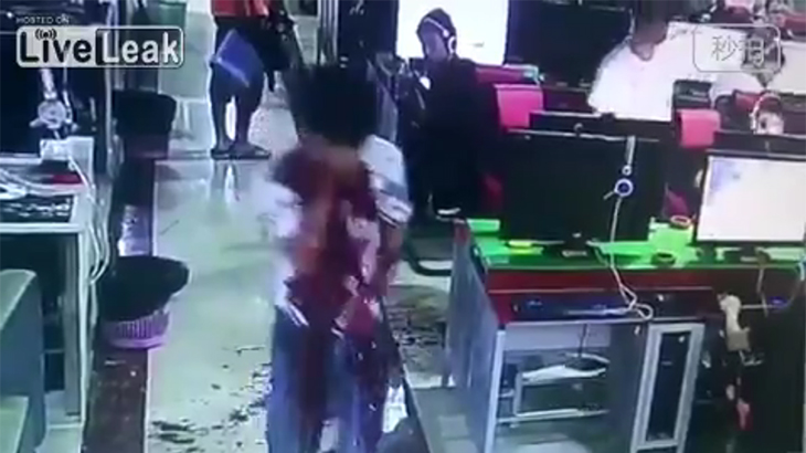 【閲覧注意】ネトゲで負けた腹いせにリアルで人を殺すグロ動画。