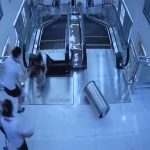 【衝撃映像】エスカレーターの中に落ちる女性の動画が怖すぎる。