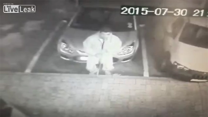 【閲覧注意】浮気された腹いせ？男が彼女の玄関前で自殺する動画。