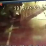 まだ幼い少年は目の前で母親が死ぬ瞬間を見てしまった。