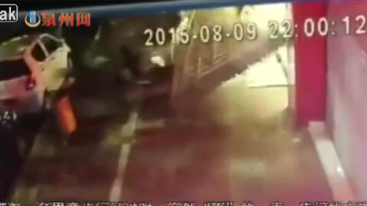 まだ幼い少年は目の前で母親が死ぬ瞬間を見てしまった。