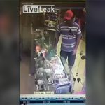 元妻との復縁を断られた男、自分の胸を撃ち抜き自殺する動画。