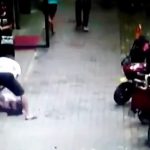 【閲覧注意】どれほどの恨みなのか。女を包丁で刺しまくる男のグロ動画。