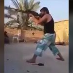 【閲覧注意】ISISのスナイパーによって頭を撃ち抜かれるグロ動画。