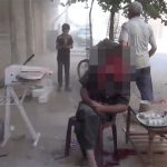 【閲覧注意】爆撃を受けた男性、おそらく死んだことにも気づいていないグロ動画。