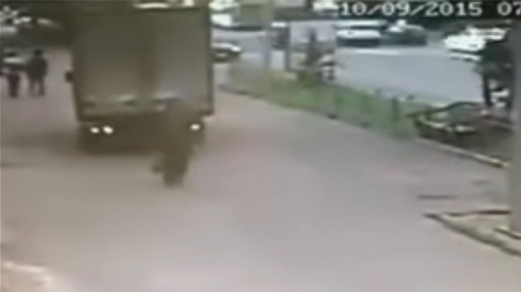 バックしてきたトラックに轢き殺される女性の動画。