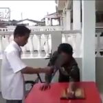 黒魔術により無敵になったと信じて疑わない男、普通に腕を切られてしまうグロ動画。