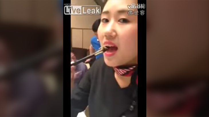 中国の女性、生きたままサソリを食べるグロ動画。