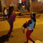 2人の女性がナイフで戦う。1人が首を刺されて死ぬ動画。