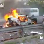 【閲覧注意】事故を起こした車、生きたまま焼かれてしまう3人のグロ動画。