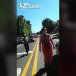 【衝撃映像】首から血を流しながら無表情で歩く不気味な女。