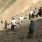 斜面に止まるヘリに近づくのは危険。プロペラに頭を粉砕される男の動画。