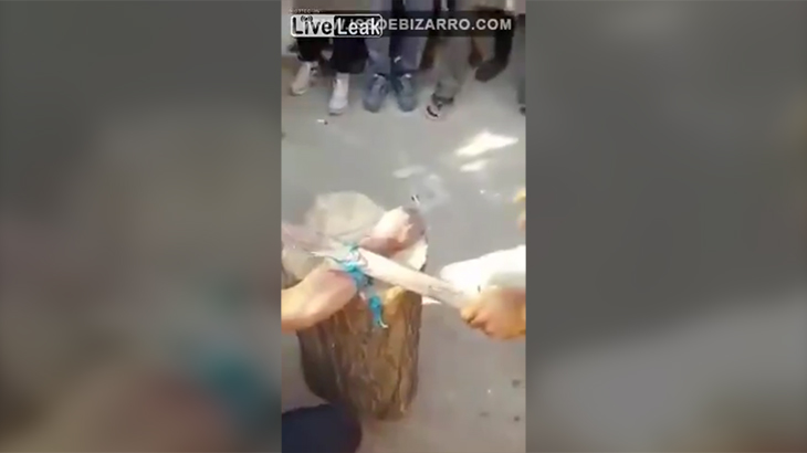 【閲覧注意】盗みを犯した2人、手を切り落とされるグロ動画。