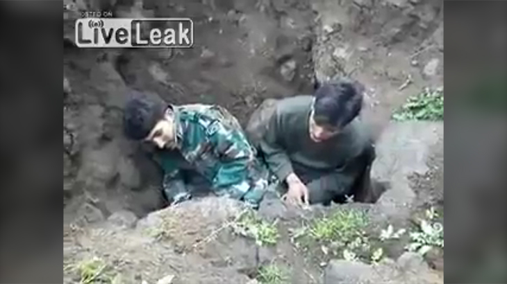 【閲覧注意】穴に入れられた2人の男、撃ち殺され埋められるグロ動画。