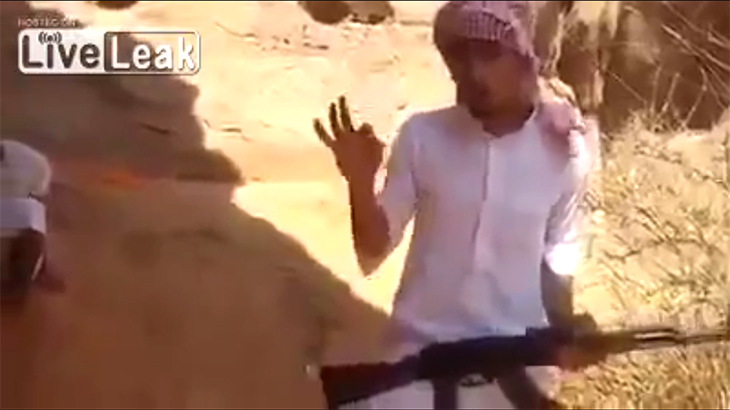 【閲覧注意】ISISに入りたい男がアピールするために男の頭を撃ち抜くグロ動画。