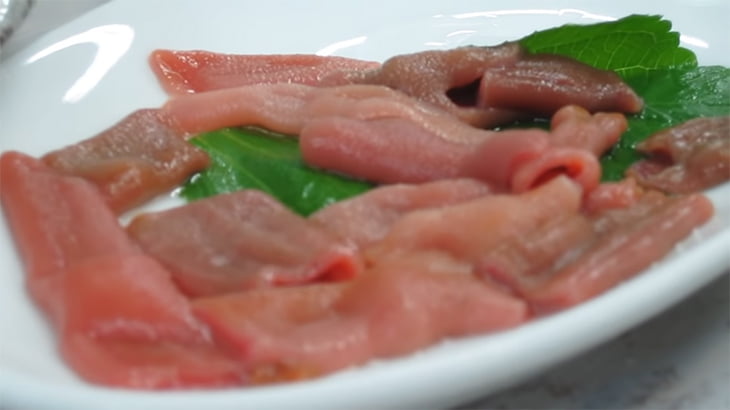 韓国では割とポピュラーな食材「ユムシ」。食べるのは勇気がいるかも。
