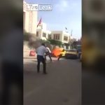 【衝撃映像】路上で自ら火をつけて自殺する男の動画。