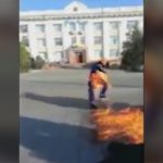 【衝撃映像】行政への不満。自ら火をつけて施設内で自殺する男の動画。