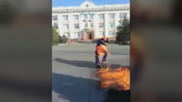 【衝撃映像】行政への不満。自ら火をつけて施設内で自殺する男の動画。