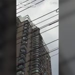 【閲覧注意】17歳の女性が高層ビルの屋上から飛び降り自殺。