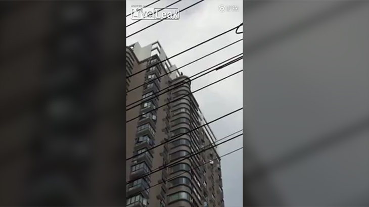 【閲覧注意】17歳の女性が高層ビルの屋上から飛び降り自殺。