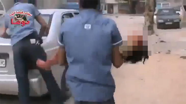 【閲覧注意】爆撃をモロに受けてしまった少女、頭が割れてしまったグロ動画。