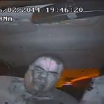 強盗を追っていた警察官。ショットガンで撃たれまくる車内映像が怖すぎる。