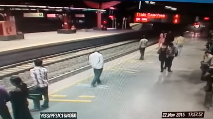 明らかに挙動のおかしな女性、走ってくる電車に飛び出して自殺する動画。