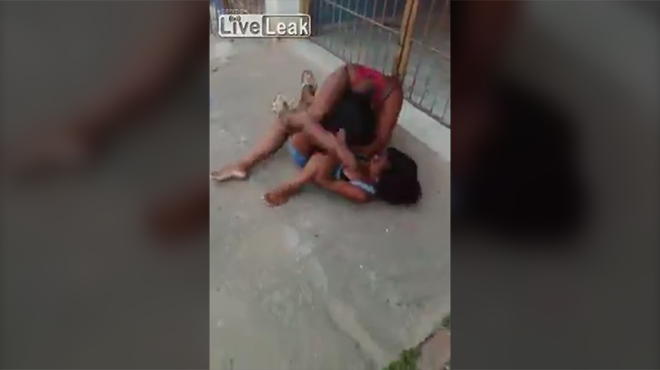 2人の女性による喧嘩。1人はナイフを持っていた。