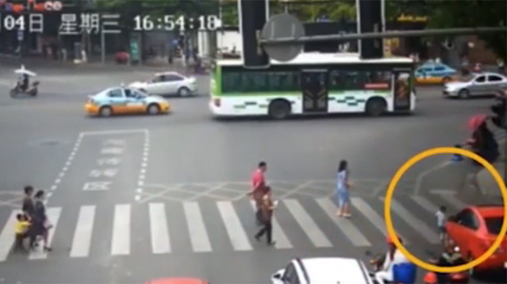 青信号を渡っていた4歳の男の子、ゆっくりと車に轢かれる動画。