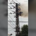 【衝撃映像】高圧電線に登った男性、感電し焼かれてしまうグロ動画。