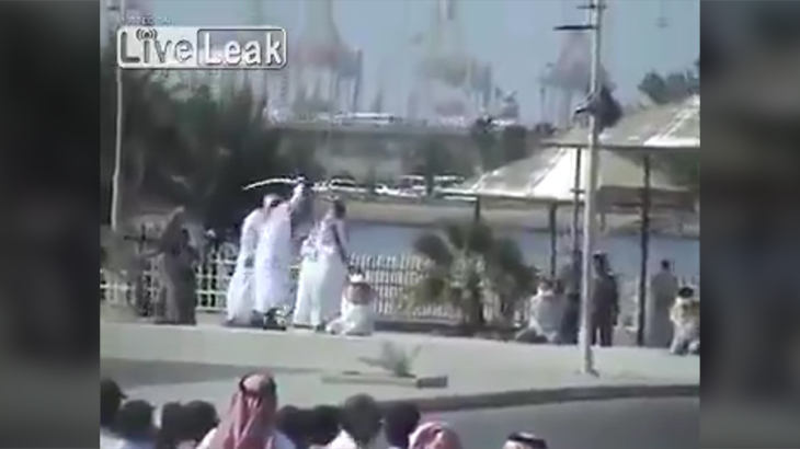 【閲覧注意】サウジアラビアの公共の場で公開斬首刑するグロ動画。