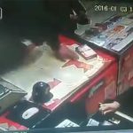 【閲覧注意】突然、刃物で頭を切られて殺される店主の動画。