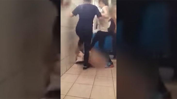 1人の女性に対する酷すぎるいじめ動画。