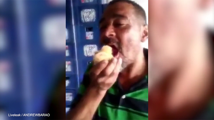 ヒヨコを生きたまま丸呑みにする男の動画。