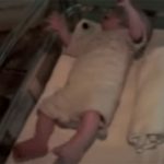 ヘロイン中毒の母親から生まれた新生児、ありえない動きをする動画。