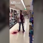 【閲覧注意】ショッピングセンターで喉を切り裂き自殺するグロ動画。