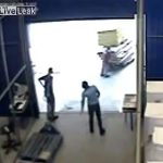 【衝撃映像】現代のギロチン。工場の重いシャッターに潰されて死亡した動画。