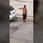 路上で自分の体をナイフで刺しまくる男の動画。