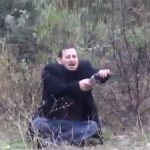 刑務所から脱獄した男、妻に見捨てられ自殺する動画。