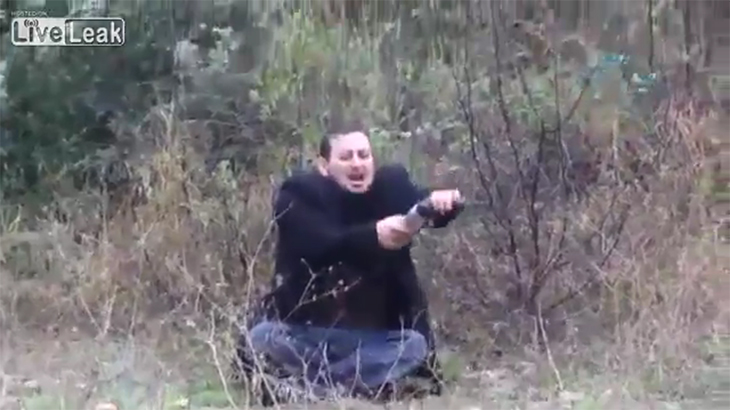 刑務所から脱獄した男、妻に見捨てられ自殺する動画。