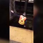 地下鉄にて、感電死してしまう作業員の動画。
