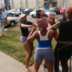 アパートの住民同士で、流血するほど殴り合う動画。