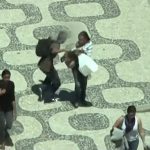 リオデジャネイロ、通行人から物を盗みまくる強盗犯。