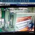 【衝撃映像】紙を巻き取り薄く伸ばす「抄紙機」に巻き込まれた男性、即死動画。