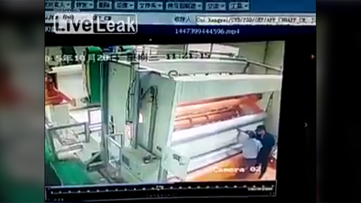【衝撃映像】紙を巻き取り薄く伸ばす「抄紙機」に巻き込まれた男性、即死動画。