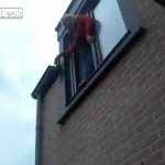 【閲覧注意】「2階からトランポリンへジャンプ」に挑戦したおばあちゃん、悲惨なことに。